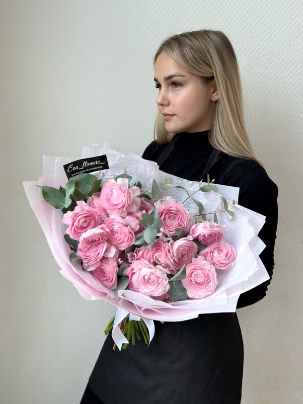 Букет идеальных ранункулюсов, артикул F1220114 - 18150 рублей, доставка по городу. Flawery - доставка цветов