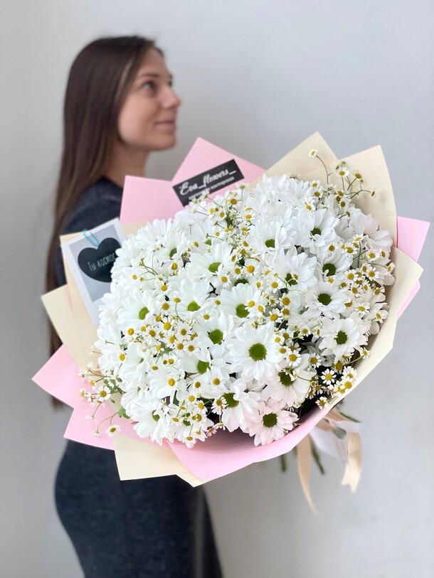 Букет хризантема с ромашкой, артикул F1229610 - 8503 рублей, доставка по городу. Flawery - доставка цветов