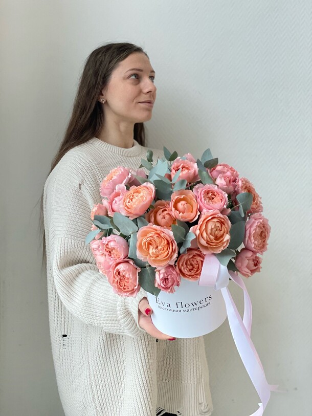 Пионовидные розы с эвкалиптом в коробочке, артикул F1239181 - 7689 рублей, доставка по городу. Flawery - доставка цветов