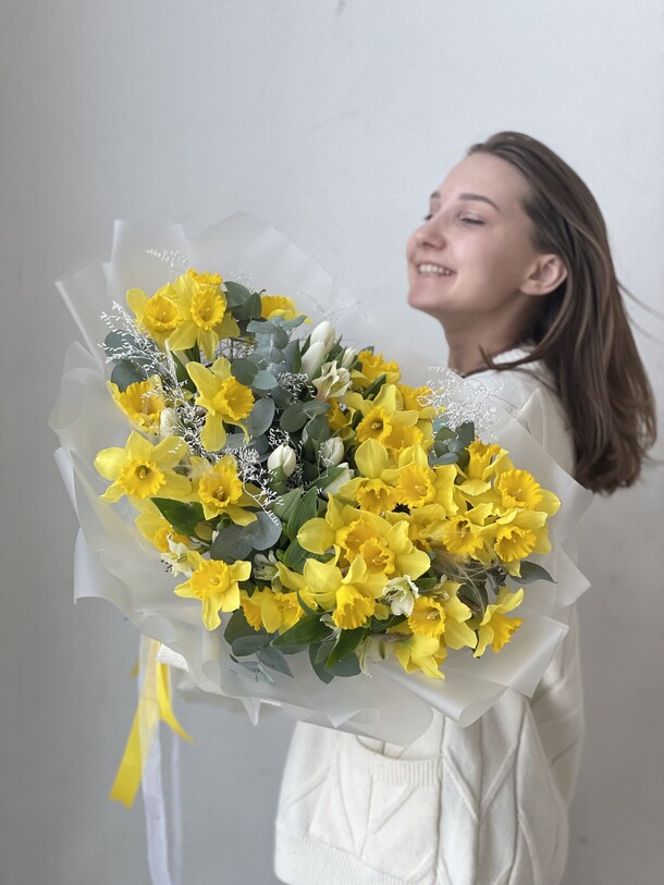 Букет с весенними цветами 🌼, артикул F1245404 - 10890 рублей, доставка по городу. Flawery - доставка цветов