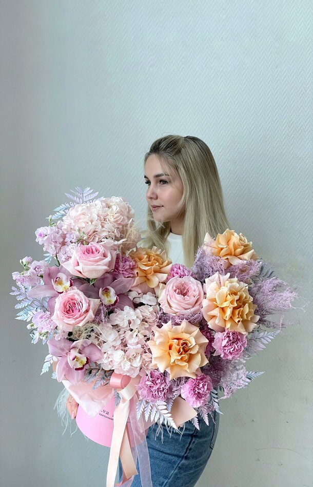 Ангельская цветочная композиция, артикул F1247320 - 14289 рублей, доставка по городу. Flawery - доставка цветов