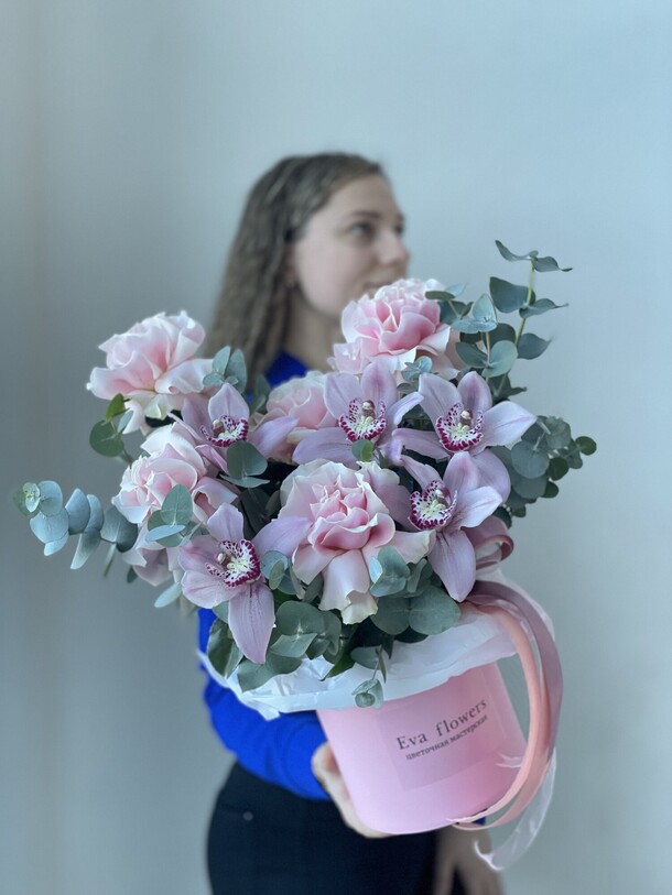 Розы и орхидеи в коробке, артикул F1249708 - 6990 рублей, доставка по городу. Flawery - доставка цветов