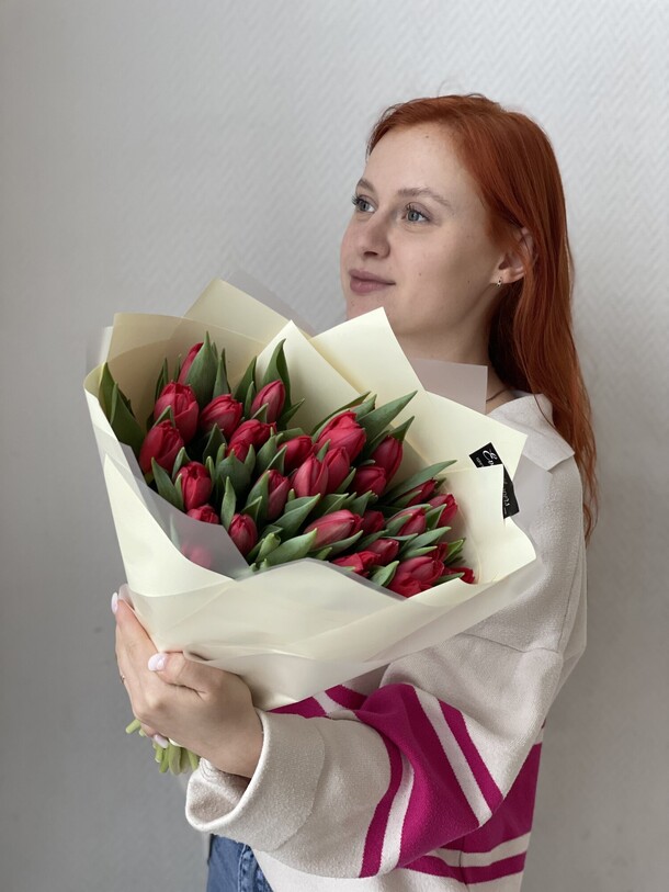 Букет алых 35ти тюльпанов, артикул F1257642 - 9680 рублей, доставка по городу. Flawery - доставка цветов