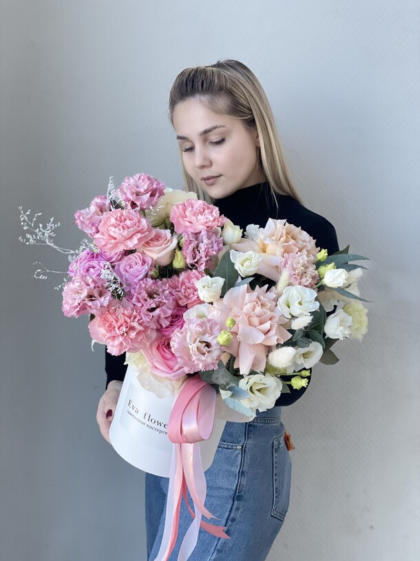 Авторская коробка с розами 💕, артикул F1265645 - 7942 рублей, доставка по городу. Flawery - доставка цветов