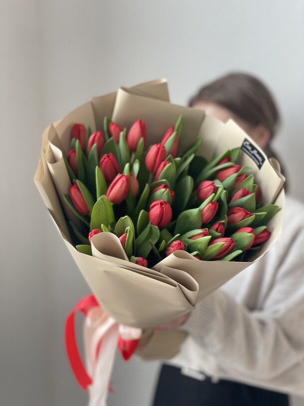 35 алых тюльпанов, артикул F1265726 - 10890 рублей, доставка по городу. Flawery - доставка цветов