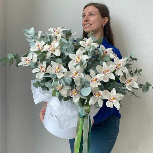 Белая орхидея в коробке maxi, артикул F1265798 - 15399 рублей, доставка по городу. Flawery - доставка цветов