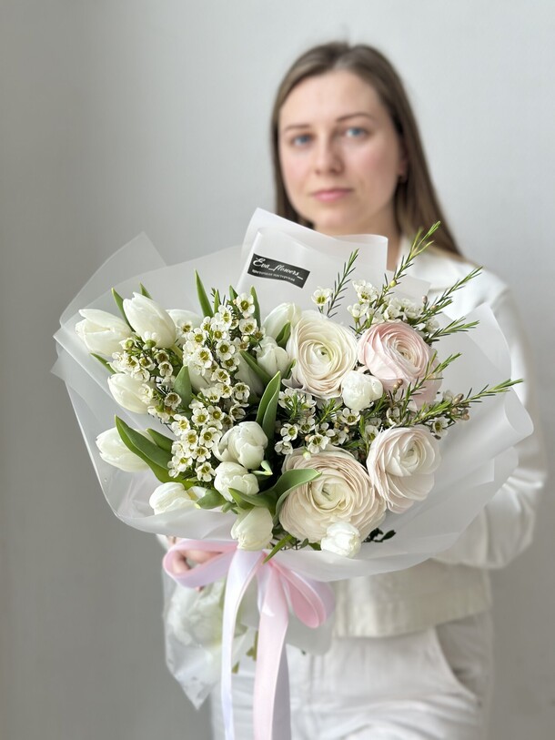 Весенний букет с ранункулюсами, артикул F1269253 - 9350 рублей, доставка по городу. Flawery - доставка цветов