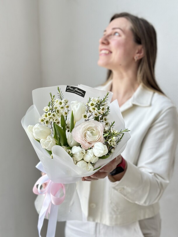 Милый букет с ранункулюсом и тюльпанами, артикул F1269255 - 5500 рублей, доставка по городу. Flawery - доставка цветов