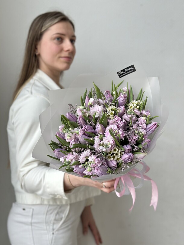 Сиреневый букет с тюльпанами, артикул F1269256 - 9130 рублей, доставка по городу. Flawery - доставка цветов