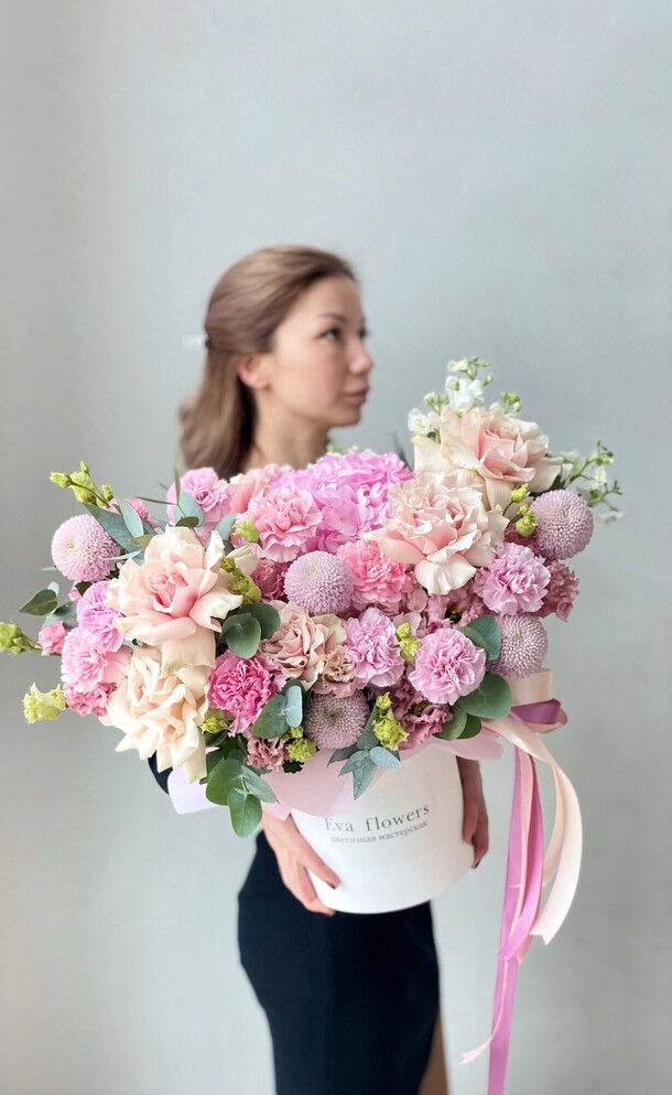 Красивые цветы в коробке, артикул F1270835 - 11990 рублей, доставка по городу. Flawery - доставка цветов