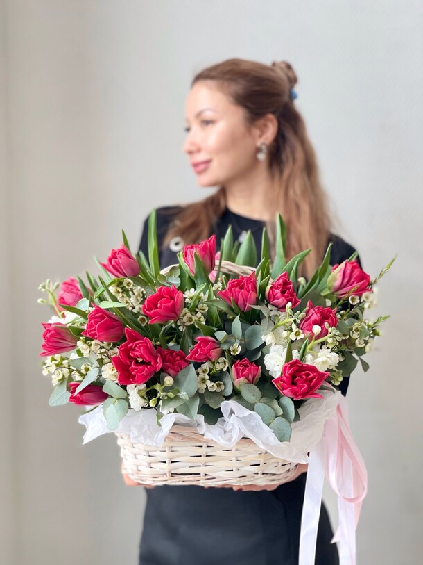Корзина алых тюльпанов, артикул F1272256 - 10890 рублей, доставка по городу. Flawery - доставка цветов