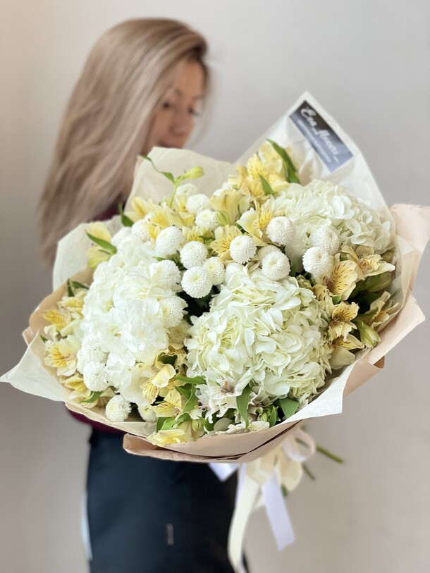 Пышный букет с гортензиями, артикул F1274785 - 6215 рублей, доставка по городу. Flawery - доставка цветов