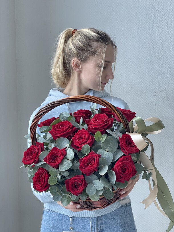 Корзина с красными розами, артикул F1282877 - 6930 рублей, доставка по городу. Flawery - доставка цветов
