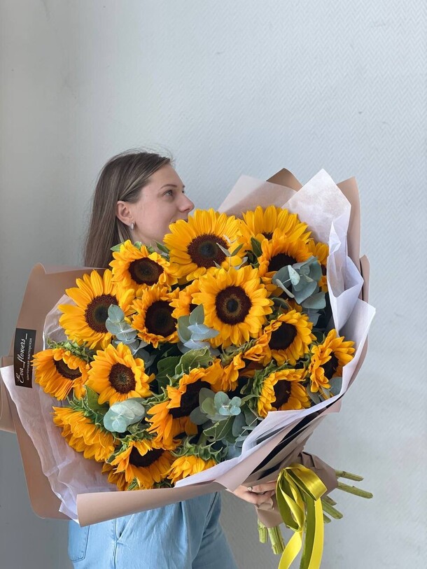 Солнечный букет из подсолнухов 💐, артикул F1295313 - 16489 рублей, доставка по городу. Flawery - доставка цветов