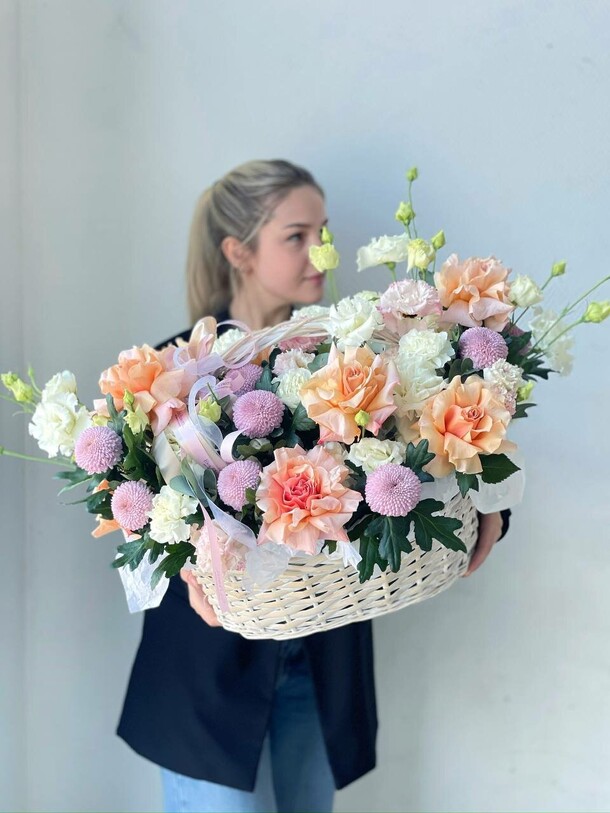 Корзина с цветами, артикул F1296964 - 15400 рублей, доставка по городу. Flawery - доставка цветов