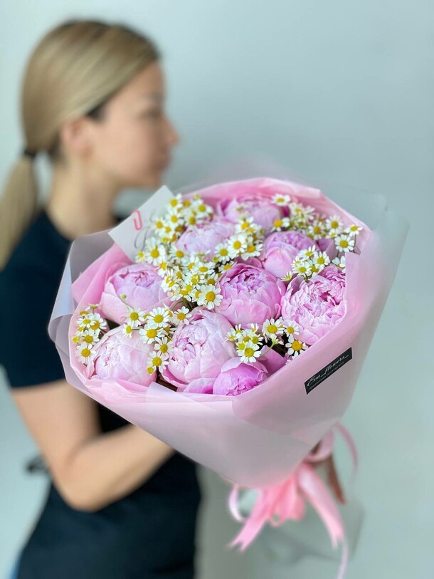 Пионы и ромашки, артикул F1306918 - 11550 рублей, доставка по городу. Flawery - доставка цветов