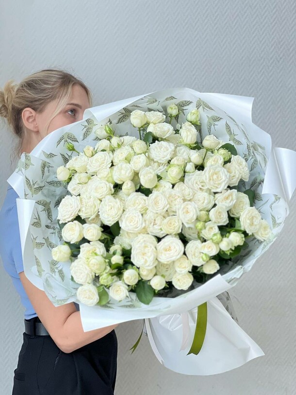 Пионовидные кустовые белые розы, артикул F1308662 - 15400 рублей, доставка по городу. Flawery - доставка цветов