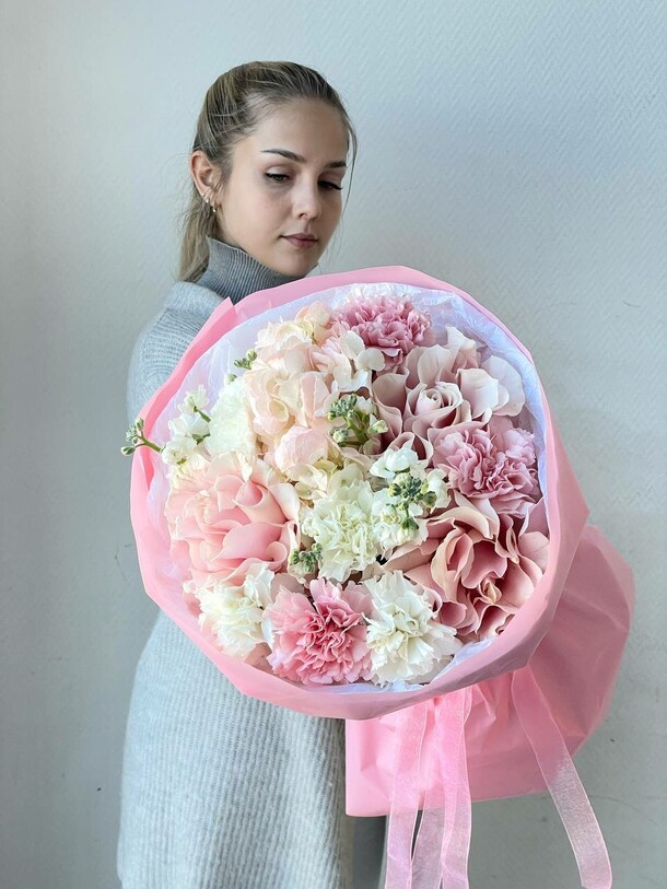 Нежный букет с французскими розами, артикул F1326539 - 6479 рублей, доставка по городу. Flawery - доставка цветов