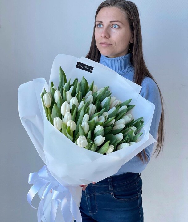 49 белых тюльпанов, артикул F1333688 - 16390 рублей, доставка по городу. Flawery - доставка цветов