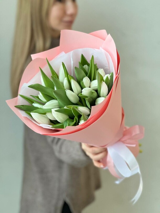 Тюльпаны белые, артикул F1347589 - 5000 рублей, доставка по городу. Flawery - доставка цветов