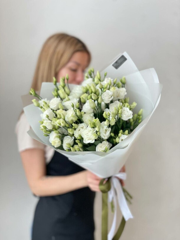 Монобукет из белых эустом, артикул F1352136 - 6600 рублей, доставка по городу. Flawery - доставка цветов