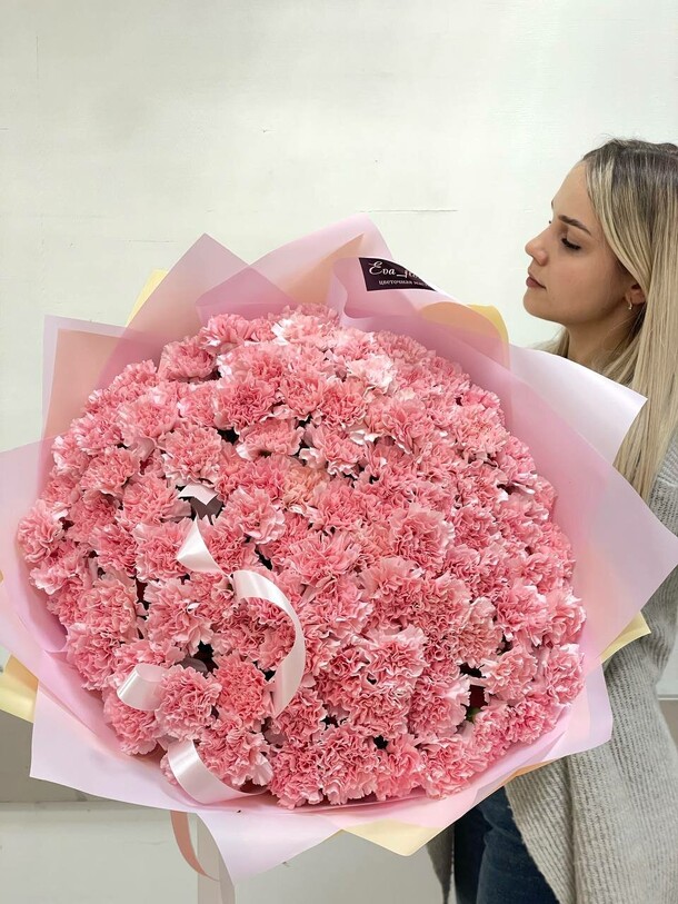 101 диантус в стильной упаковке, артикул F1356592 - 11990 рублей, доставка по городу. Flawery - доставка цветов