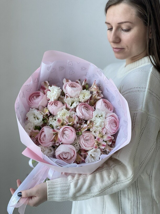 Букет из ранункулюсов и альстромерий, артикул F1361028 - 13530 рублей, доставка по городу. Flawery - доставка цветов