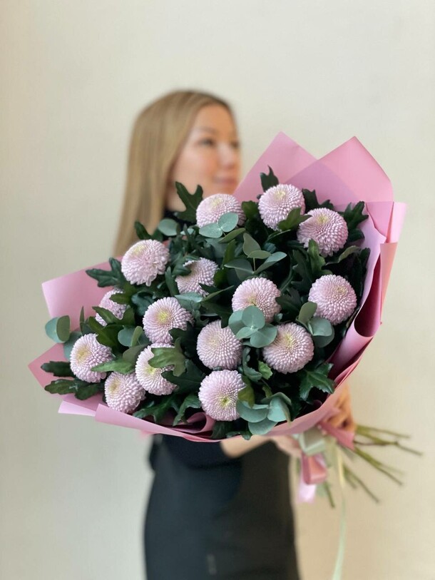 Букет из 15 хризантем сорта «момоко», артикул F1370583 - 8635 рублей, доставка по городу. Flawery - доставка цветов