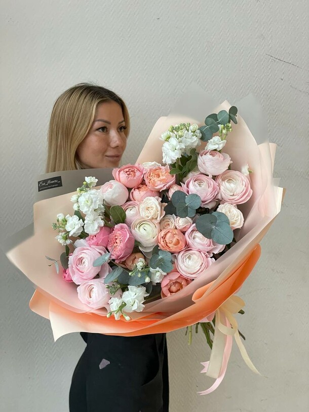 Нежный букет с ранункулюсами, артикул F1370934 - 18260 рублей, доставка по городу. Flawery - доставка цветов