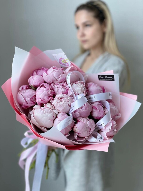 17 пионов в красивой упаковке, артикул F1380174 - 16500 рублей, доставка по городу. Flawery - доставка цветов