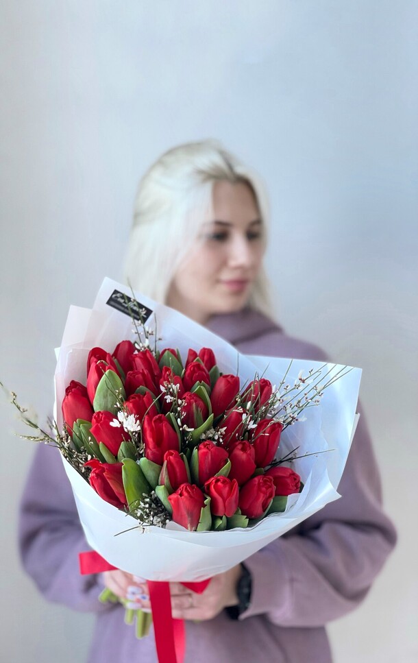 Букет из красных тюльпанов, артикул F1383430 - 7315 рублей, доставка по городу. Flawery - доставка цветов