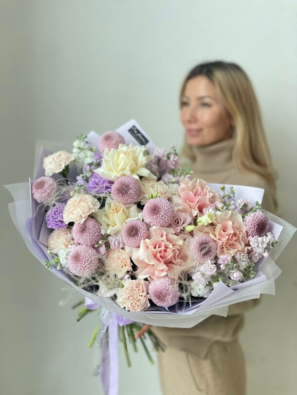 Премиум букет с хризантемами момоко, артикул F1383530 - 14630 рублей, доставка по городу. Flawery - доставка цветов