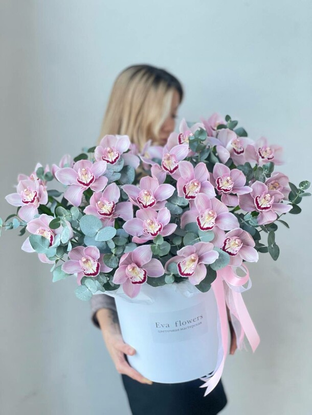 Большая коробка орхидей, артикул F1384547 - 14900 рублей, доставка по городу. Flawery - доставка цветов