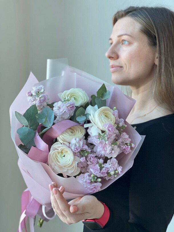 Милаш с ранункулюсами, артикул F1388330 - 5434 рублей, доставка по городу. Flawery - доставка цветов