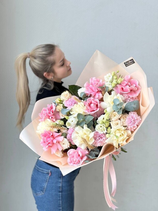 Нежный букет для любимой 💕, артикул F1401613 - 8107 рублей, доставка по городу. Flawery - доставка цветов