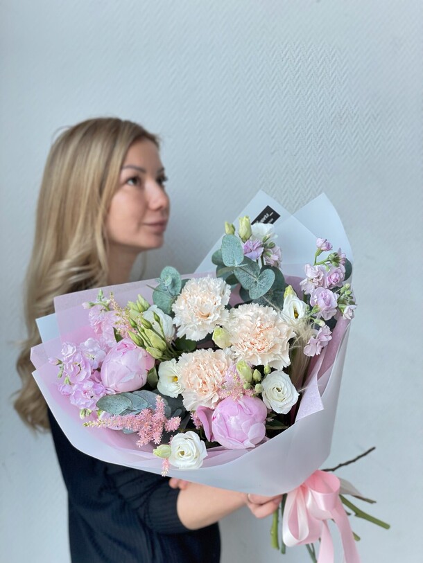 Сборный букет с пионами, артикул F1422256 - 7150 рублей, доставка по городу. Flawery - доставка цветов