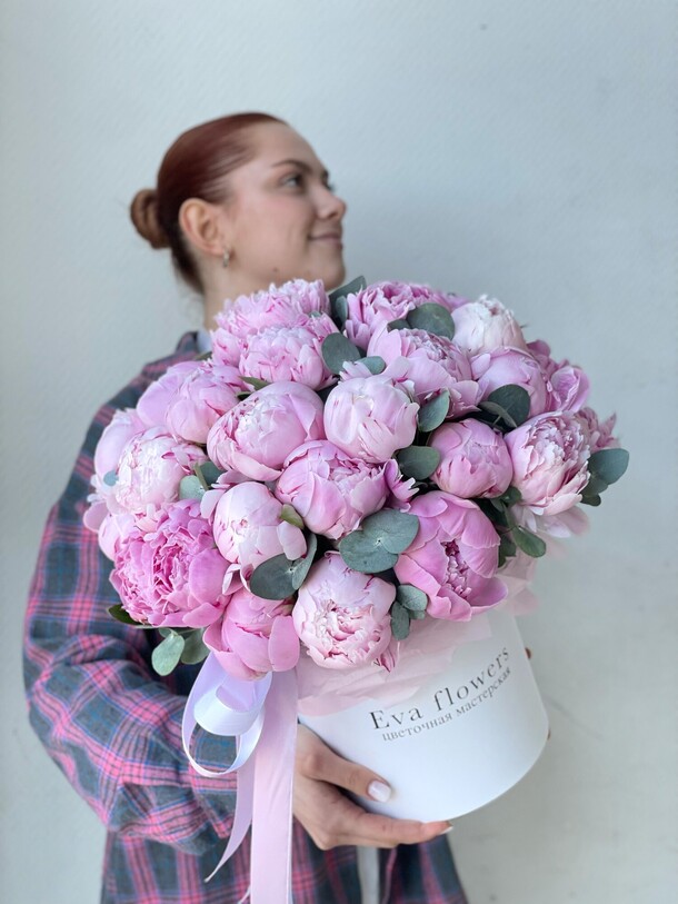 35 пионов в коробке, артикул F1422989 - 37024 рублей, доставка по городу. Flawery - доставка цветов