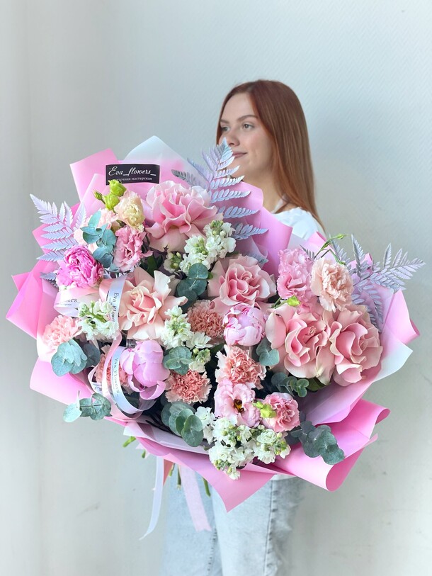 Букет с пионами и французскими розами, артикул F1427501 - 16341 рублей, доставка по городу. Flawery - доставка цветов