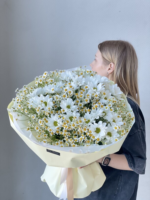 Букет шарик из ромашек и хризантем, артикул F1434064 - 4950 рублей, доставка по городу. Flawery - доставка цветов