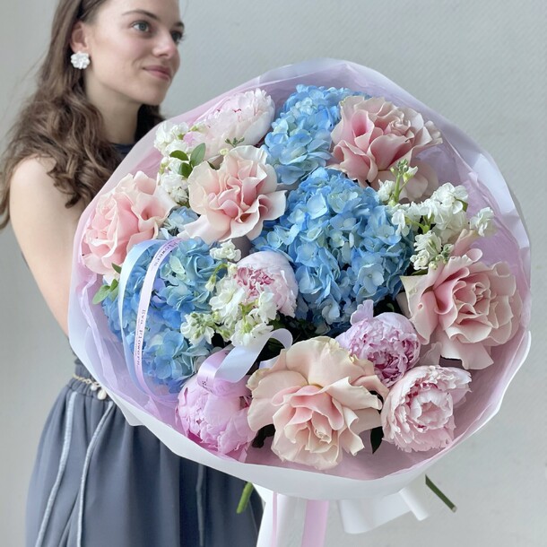 Пышный букет с пионами, артикул F1437501 - 10351 рублей, доставка по городу. Flawery - доставка цветов