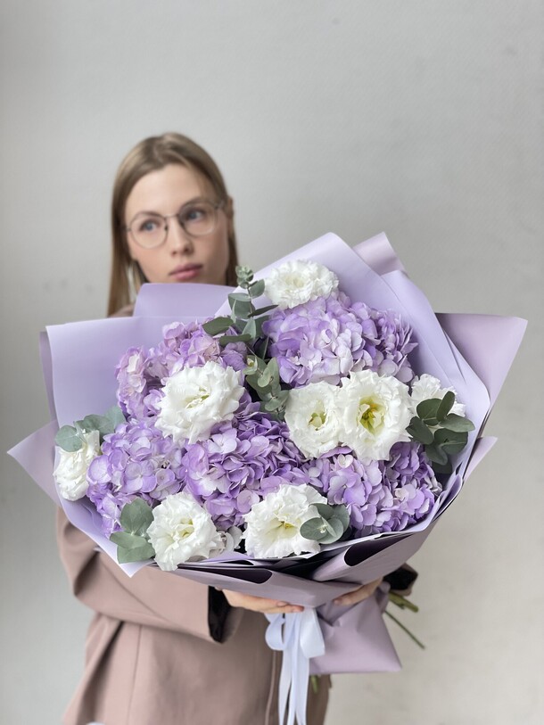 Лавандовый букет с гортензиями и эустомой, артикул F1482004 - 6490 рублей, доставка по городу. Flawery - доставка цветов