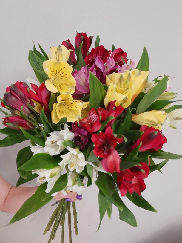 Альстромерия 9шт под ленту, артикул F1073839 - 2900 рублей, доставка по городу. Flawery - доставка цветов