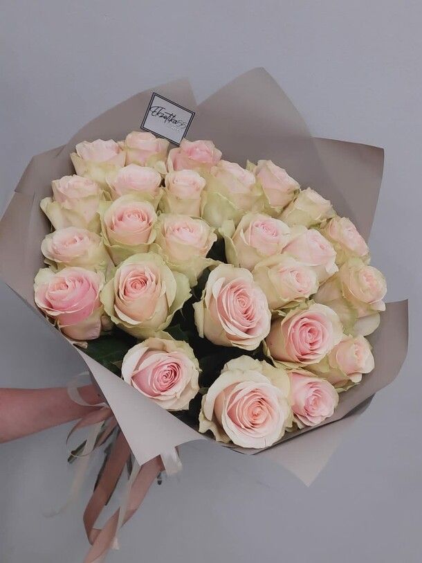 25 роз в оформлении, артикул F1076372 - 8173 рублей, доставка по городу. Flawery - доставка цветов