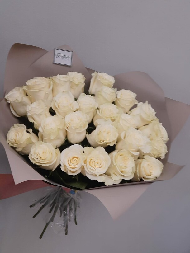 25 роз в оформлении, артикул F1076373 - 8173 рублей, доставка по городу. Flawery - доставка цветов