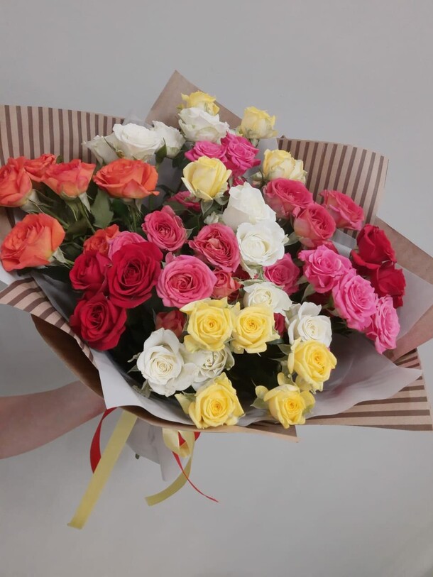 11 кустовых роз, артикул F1079657 - 6900 рублей, доставка по городу. Flawery - доставка цветов