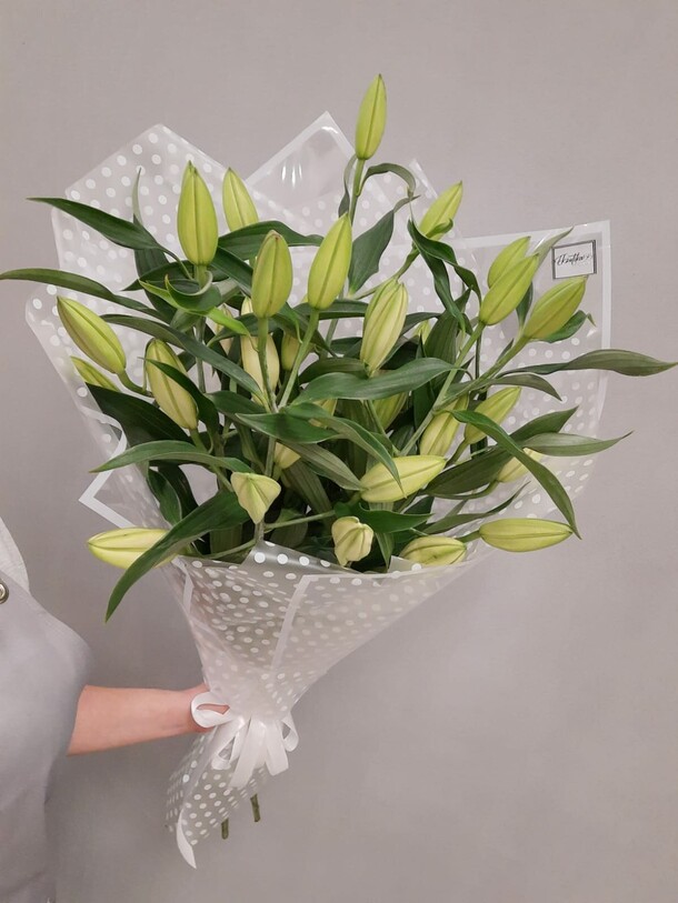 Букет с лилиями, артикул F1080563 - 4900 рублей, доставка по городу. Flawery - доставка цветов