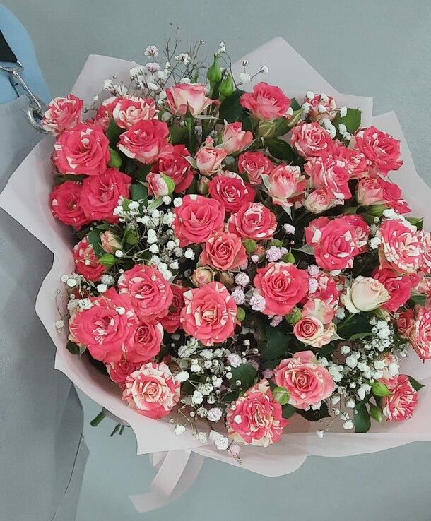 Букет с кустовой розой, артикул F1084909 - 7082 рублей, доставка по городу. Flawery - доставка цветов