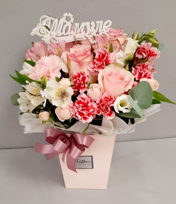 Цветы в коробке, артикул F1084913 - 3545 рублей, доставка по городу. Flawery - доставка цветов