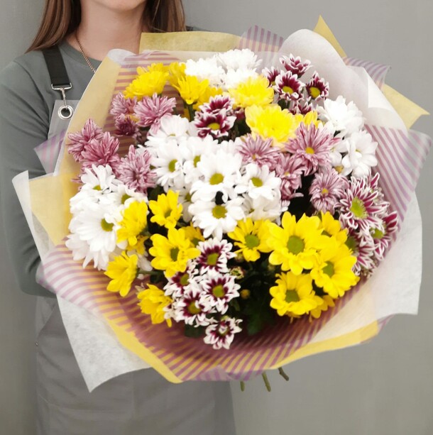 Хризантема в оформлении, артикул F1084919 - 6809 рублей, доставка по городу. Flawery - доставка цветов