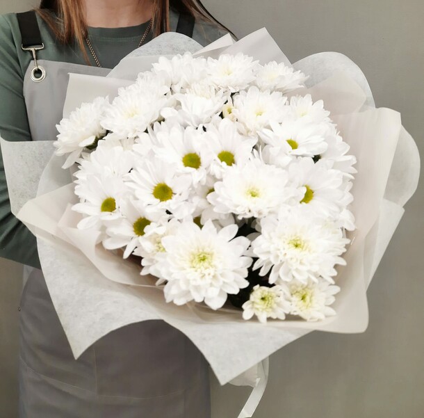 7 хризантем в оформлении, артикул F1084925 - 3355 рублей, доставка по городу. Flawery - доставка цветов